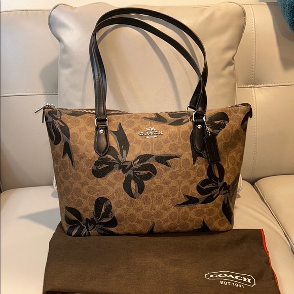 Coach Gallery Tote Signature C & Black Bow Floral Detail